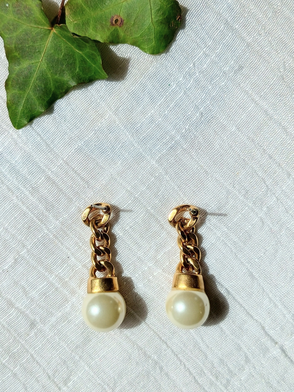 🦣 MAXIMALIST VIBES 🦣 VTG gold tone chain and faux pearl earrings, Elegant Chic